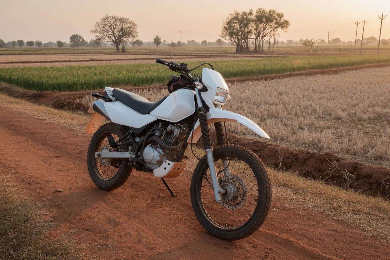 Ilustrační lehký jednoválcový dual-sport motocykl na červené prašné cestě