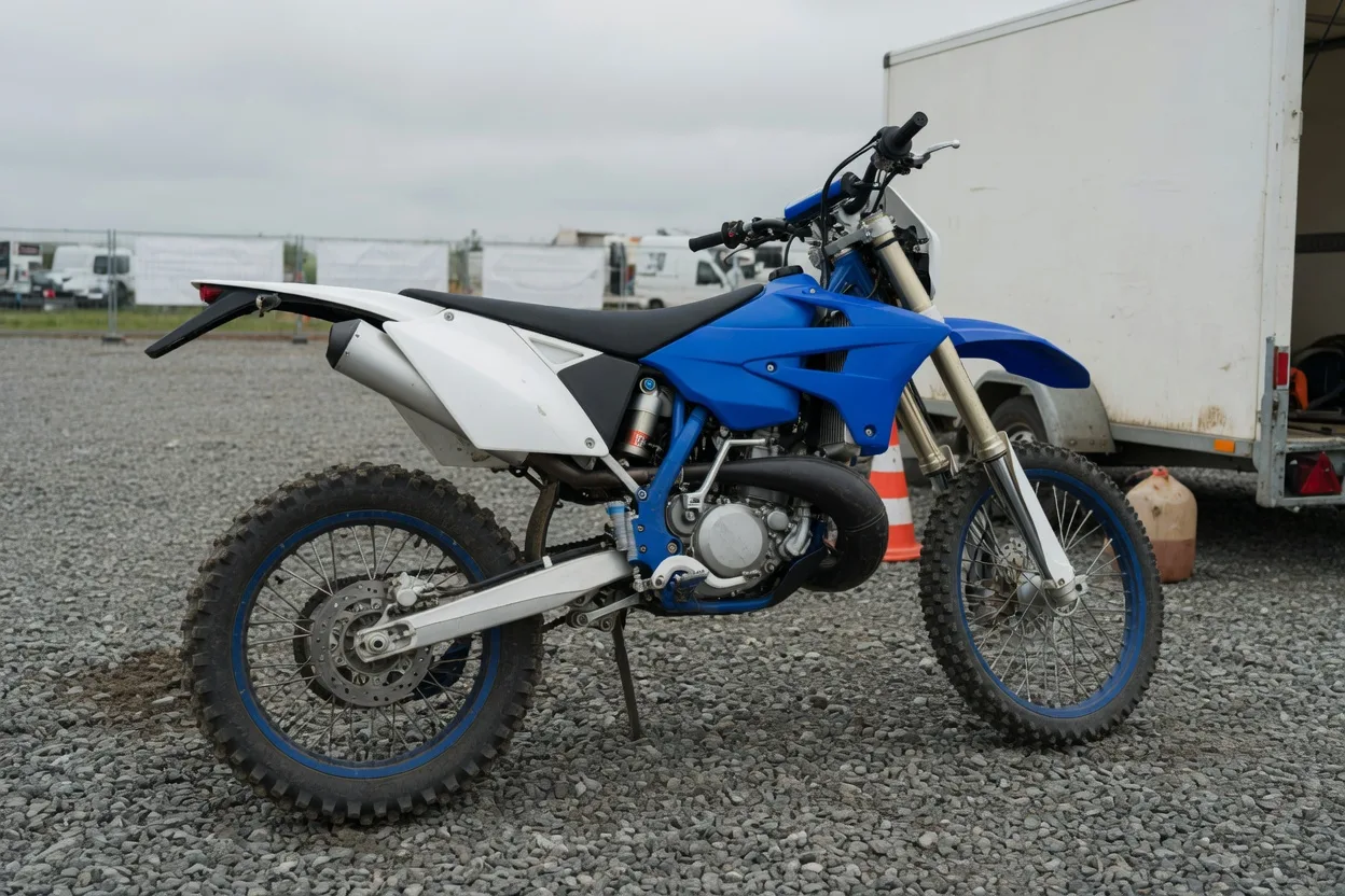 Ilustrační čtyřtaktní enduro motocykl na štěrkovém depu závodu